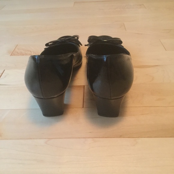 Italian made patent leather bowed day heel. - Picture 3 of 5